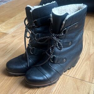 Sorel Black Winter Boots with cozy Sherpa Lining